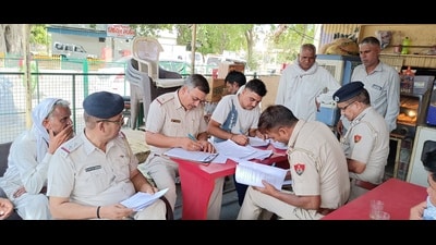 Police officials record statements in connection with the death of three persons who died after inhaling a toxic gas in Hisar on Sunday. (HT photo) Police officials record statements in connection with the death of three persons who died after inhaling a toxic gas in Hisar on Sunday. (HT photo)