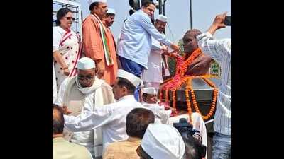 The party leaders, office-bearers, and workers garlanded Rajiv Gandhi’s statue at the Kalidas Marg intersection and portrait at the party’s state headquarters. (HT Photo)