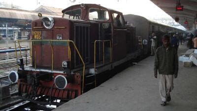 There are currently 20 racks of local trains with Pune railway division and daily 40 schedules of these racks run between Pune and Lonavla. (HT PHOTO)
