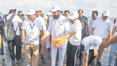 Union Minister of Environment, Forest & Climate Change Bhupendra Yadav along with Maharashtra Governor Ramesh Bais, Maharashtra CM Eknath Shinde and G20 delegates during the G20 beach cleanup drive, at Juhu beach in Mumbai, India, on Sunday, May 21, 2023 (Hindustan Times) Union Minister of Environment, Forest & Climate Change Bhupendra Yadav along with Maharashtra Governor Ramesh Bais, Maharashtra CM Eknath Shinde and G20 delegates during the G20 beach cleanup drive, at Juhu beach in Mumbai, India, on Sunday, May 21, 2023 (Hindustan Times)
