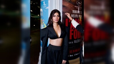 Diana Penty accessorised with a pair of gold earrings and rings. (Instagram/@dianapenty) Diana Penty accessorised with a pair of gold earrings and rings. (Instagram/@dianapenty)
