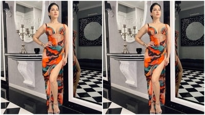 Assisted by makeup artist Kin Vanity, Sunny decked up in nude eyeshadow, black eyeliner, black kohl, mascara-laden eyelashes, drawn eyebrows, contoured cheeks and a shade of nude lipstick. (Instagram/@sunnyleone) Assisted by makeup artist Kin Vanity, Sunny decked up in nude eyeshadow, black eyeliner, black kohl, mascara-laden eyelashes, drawn eyebrows, contoured cheeks and a shade of nude lipstick. (Instagram/@sunnyleone)
