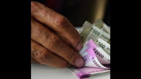All banks shall provide deposit and/or exchange facility for ₹2,000 banknotes until September 30. (REPRESENTATIVE PIC)