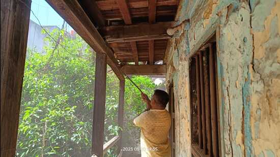 Following a survey of the wadas in the city carried out last month by the Pune Municipal Corporation (PMC), the latter has identified 34 dilapidated wadas and started the process of demolition (HT PHOTO)