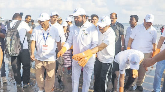 Union Minister of Environment, Forest & Climate Change Bhupendra Yadav along with Maharashtra Governor Ramesh Bais, Maharashtra CM Eknath Shinde and G20 delegates during the G20 beach cleanup drive, at Juhu beach in Mumbai, India, on Sunday, May 21, 2023 (Hindustan Times)