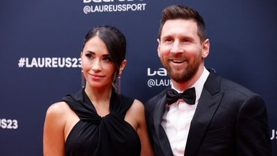 Lionel Messi poses with Antonela Roccuzzo. (REUTERS)