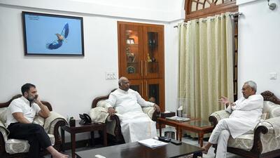 Congress president Mallikarjun Kharge and party leader Rahul Gandhi with Bihar chief minister Nitish Kumar in New Delhi. (ANI) Congress president Mallikarjun Kharge and party leader Rahul Gandhi with Bihar chief minister Nitish Kumar in New Delhi. (ANI)