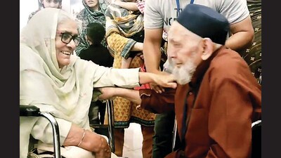 Mahinder Kaur, 81, and her family travelled from India to the gurdwara through the Kartarpur Corridor, while 78-year-old Sheikh Abdullah Aziz and his family arrived there from Pakistan-occupied Kashmir. (HT Photo) Mahinder Kaur, 81, and her family travelled from India to the gurdwara through the Kartarpur Corridor, while 78-year-old Sheikh Abdullah Aziz and his family arrived there from Pakistan-occupied Kashmir. (HT Photo)