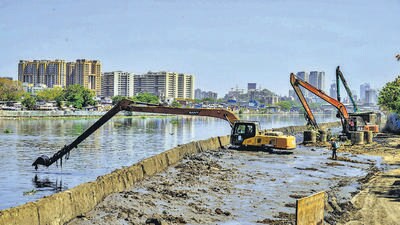 Mumbai, India - May 18, 2023: State of Maharashtra Hon. Chief Minister Eknath Shinde along with Brihanmumbai Municipal Corporation Commissioner and Administrator Iqbal Singh Chahal inspecting the desilting works of Mithi River at BKC in Mumbai, India, on Thursday, May 18, 2023. (Photo by Satish Bate/ Hindustan Times) (Hindustan Times)