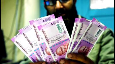 RBI on Friday announced withdrawal of ₹2,000 currency notes from circulation and gave public time till September 30 to either deposit such notes in accounts or exchange them at banks (PTI) RBI on Friday announced withdrawal of ₹2,000 currency notes from circulation and gave public time till September 30 to either deposit such notes in accounts or exchange them at banks (PTI)