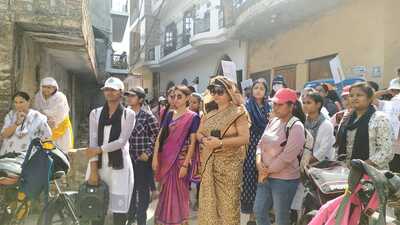 Students taking out rally to promote girl education in Lucknow. (HT PHOTO)