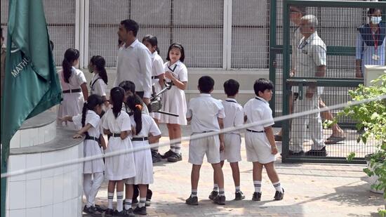 Delhi Police's Bomb Detection Team arrives at the premises of Delhi Public School at Mathura Road after the school authorities received a bomb threat on April 26 (HT File Photo/Sanjeev Verma)