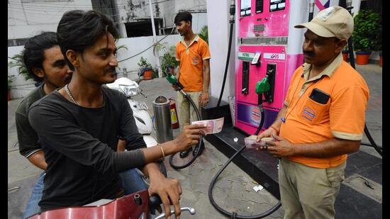 Petrol pumps have reported increase in ₹2000 currency notes in Lucknow (Photo: Deepak Gupta/HT)
