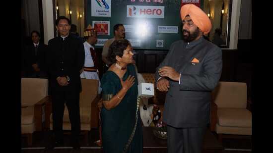 Prem Lata Gulati accepting a prize of honour at the Governors’ Cup Colf Tournament 2023 (Uttarakhand). (HT Photo)