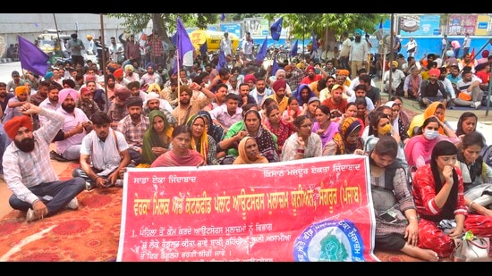 Protestors at the Verka plant in Ludhiana on Monday. (Gurpreet Singh/Ht)
