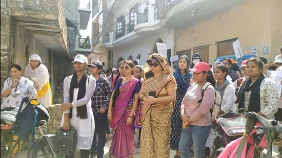 Students taking out rally to promote girl education in Lucknow. (HT PHOTO)