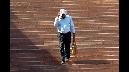 Vinay Pratap Singh, deputy commissioner-cum-chairman, District Disaster Management Authority (DDMA) briefed about the action plan to handle the heat wave and role of various departments. (HT File Photo)