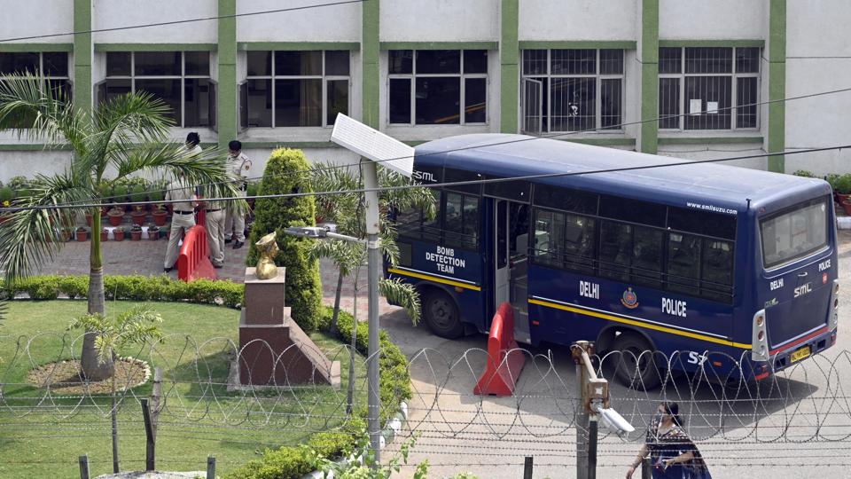 Delhi Police’s Bomb Detection Team arrives after DPS, Mathura Road, received a bomb threat (HT File Photo) Delhi Police’s Bomb Detection Team arrives after DPS, Mathura Road, received a bomb threat (HT File Photo)