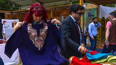 A delegate taking her pick from local handicraft during the G20 event in Srinagar. (Waseem Andrabi/HT) A delegate taking her pick from local handicraft during the G20 event in Srinagar. (Waseem Andrabi/HT)