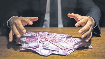 A number of grocery store owners were seen pasting notices saying, “We accept  ₹2,000 notes on a minimum shopping of  ₹1,500”. (Getty Images/iStockphoto)