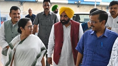 West Bengal CM Mamata Banerjee meets her Delhi counterpart CM Arvind Kejriwal and Punjab CM Bhagwant Mann at Nabanna in Howrah near Kolkata on Tuesday. (ANI) West Bengal CM Mamata Banerjee meets her Delhi counterpart CM Arvind Kejriwal and Punjab CM Bhagwant Mann at Nabanna in Howrah near Kolkata on Tuesday. (ANI)