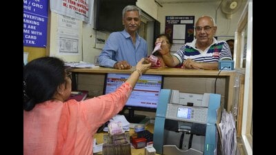 City residents in Ludhiana returning ₹2,000 notes at a bank. (HT File) City residents in Ludhiana returning ₹2,000 notes at a bank. (HT File)