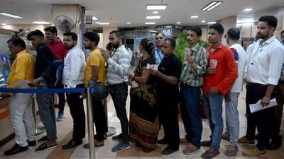 Customers at an SBI branch at Noida’s Sector 2 on Tuesday, the first day to exchange ₹2000 notes. (Sunil Ghosh/HT Photo) Customers at an SBI branch at Noida’s Sector 2 on Tuesday, the first day to exchange ₹2000 notes. (Sunil Ghosh/HT Photo)