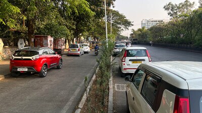 Illegal parked vehicles near the Wakdewadi bus stand (Kalpesh Nukte/HT PHOTO) Illegal parked vehicles near the Wakdewadi bus stand (Kalpesh Nukte/HT PHOTO)