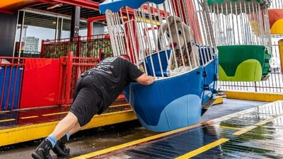 Man turns Ferris wheel with hands, sets world record. (Instagram/@pull4purpose) Man turns Ferris wheel with hands, sets world record. (Instagram/@pull4purpose)