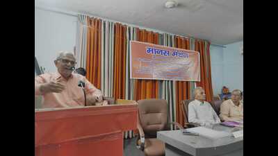 Memorial lecture delivered by former VC of Bundelkhand University Prof. J.V. Vaishampayan. (HT Photo)