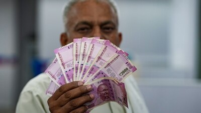 A man holds ₹2000 currency notes at a bank in New Delhi, Tuesday, May 23, 2023. (PTI) A man holds ₹2000 currency notes at a bank in New Delhi, Tuesday, May 23, 2023. (PTI)