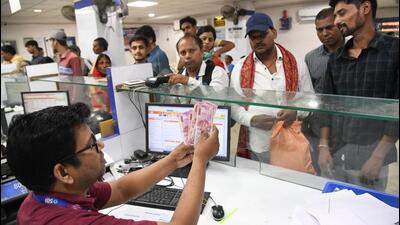 People stand in a queue to exchange ₹2,000 notes at a bank in Patna on Tuesday. (Santosh Kumar/HT) People stand in a queue to exchange ₹2,000 notes at a bank in Patna on Tuesday. (Santosh Kumar/HT)