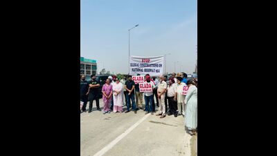 Protestors at Canal Road in Ludhiana on Tuesday. (HT Photo)