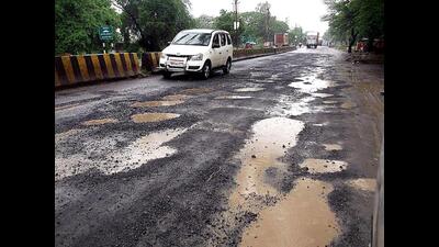 The deputy mayor said the issue was serious and he was also going to write a letter to the Mohali deputy commissioner, who is also the chairman of the district road safety committee. (HT File Photo)