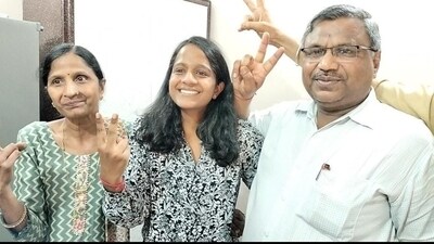 UPSC CSE results: Kanika Goyal with her father Lakhmi Chand Goyal and Mother Neelam Goyal at Kaithal. (HT Photo)