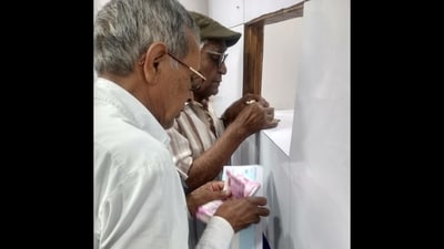 Prasidh Singh, retired employee of HEC, Ranchi returning <span class='webrupee'>₹</span>2000 notes at HEC, Sector-2 branch of SBI in Ranchi. "My tenant had given me this money long back. Have come to return the money," said Singh. (HT Photo) Prasidh Singh, retired employee of HEC, Ranchi returning <span class='webrupee'>₹</span>2000 notes at HEC, Sector-2 branch of SBI in Ranchi. "My tenant had given me this money long back. Have come to return the money," said Singh. (HT Photo)