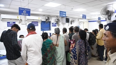 Days after the Reserve Bank of India withdrew <span class='webrupee'>₹</span>2,000 currency notes from circulation and asked banks to provide deposit and exchange facilities for the notes until September 30, 2023, citizens lined up in banks to exchange their <span class='webrupee'>₹</span>2,000 currency notes. (HT Photo) Days after the Reserve Bank of India withdrew <span class='webrupee'>₹</span>2,000 currency notes from circulation and asked banks to provide deposit and exchange facilities for the notes until September 30, 2023, citizens lined up in banks to exchange their <span class='webrupee'>₹</span>2,000 currency notes. (HT Photo)