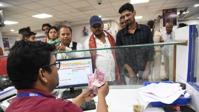 The <span class='webrupee'>₹</span>2,000 denomination bank note was introduced in November 2016 after the Modi government had introduced demonetisation of <span class='webrupee'>₹</span>500 and <span class='webrupee'>₹</span>1,000 notes. In picture, rush at Danapur (Patna) SBI branch. (HT Photo) The <span class='webrupee'>₹</span>2,000 denomination bank note was introduced in November 2016 after the Modi government had introduced demonetisation of <span class='webrupee'>₹</span>500 and <span class='webrupee'>₹</span>1,000 notes. In picture, rush at Danapur (Patna) SBI branch. (HT Photo)