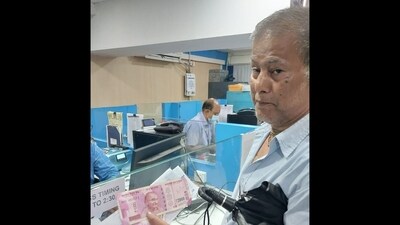 Swapan Kumar Das, 69, a retired central govt employee came to exchange 4 <span class='webrupee'>₹</span>2000 notes at SBI, Kalikapur branch in east Kolkata. (HT Photo) Swapan Kumar Das, 69, a retired central govt employee came to exchange 4 <span class='webrupee'>₹</span>2000 notes at SBI, Kalikapur branch in east Kolkata. (HT Photo)