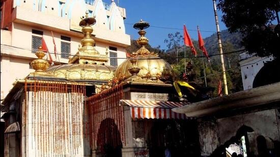 A day after the Reserve Bank of India (RBI) announced the withdrawal of ₹2,000 banknotes from circulation, the authorities at Jawalaji Temple in Kangra district found 400 notes of the denomination in its donation box. (HT file photo)