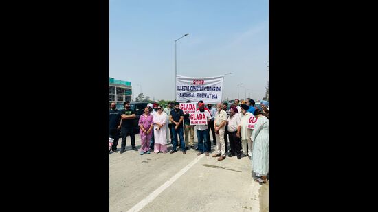 Protestors at Canal Road in Ludhiana on Tuesday. (HT Photo)