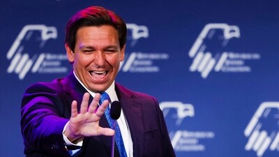 (FILES) Republican Florida Governor Ron DeSantis waves to supporters at the Republican Jewish Coalition Annual Leadership Meeting in Las Vegas, Nevada, on November 19, 2022. DeSantis, the leading Republican rival to Donald Trump, will announce his 2024 US presidential bid on May 24, 2023, during a live Twitter event with Elon Musk, a source familiar with his plans told AFP. "I will be interviewing Ron DeSantis and he has quite an announcement to make," Musk confirmed at a conference on Tuesday. (Photo by Wade Vandervort / AFP) (AFP) (FILES) Republican Florida Governor Ron DeSantis waves to supporters at the Republican Jewish Coalition Annual Leadership Meeting in Las Vegas, Nevada, on November 19, 2022. DeSantis, the leading Republican rival to Donald Trump, will announce his 2024 US presidential bid on May 24, 2023, during a live Twitter event with Elon Musk, a source familiar with his plans told AFP. "I will be interviewing Ron DeSantis and he has quite an announcement to make," Musk confirmed at a conference on Tuesday. (Photo by Wade Vandervort / AFP) (AFP)