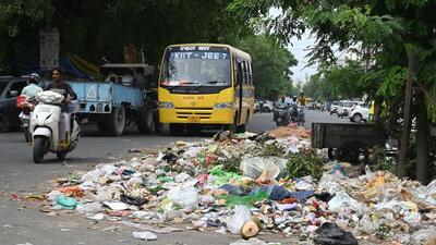 Garbage scattered on Khandsa road due to the ongoing sanitation workers’ strike, in Gurugram on Wednesday. (Parveen Kumar/HT) Garbage scattered on Khandsa road due to the ongoing sanitation workers’ strike, in Gurugram on Wednesday. (Parveen Kumar/HT)