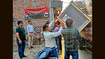 MC Tehbazari team during the anti-encroachment drive on in Ludhiana on Wednesday. (HT Photo) MC Tehbazari team during the anti-encroachment drive on in Ludhiana on Wednesday. (HT Photo)