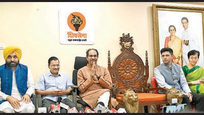 Mumbai, India - May 24, 2023: Chief minister of Punjab Bhagwant Mann and Chief Minister of Delhi Arvind Kejriwal meet Shiv Sena (UBT) chief Uddhav Thackeray, at Matoshree, in Bandra (East), in Mumbai, India, on Wednesday, May 24, 2023. (Photo by Vijay Bate/HT Photo) (HT PHOTO) Mumbai, India - May 24, 2023: Chief minister of Punjab Bhagwant Mann and Chief Minister of Delhi Arvind Kejriwal meet Shiv Sena (UBT) chief Uddhav Thackeray, at Matoshree, in Bandra (East), in Mumbai, India, on Wednesday, May 24, 2023. (Photo by Vijay Bate/HT Photo) (HT PHOTO)