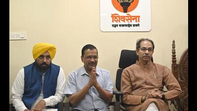 Mumbai, India - May 24, 2023: Chief minister of Punjab Bhagwant Mann and Chief Minister of Delhi Arvind Kejriwal meet Shiv Sena (UBT) chief Uddhav Thackeray, at Matoshree, in Bandra (East), in Mumbai, India, on Wednesday, May 24, 2023. (Photo by Vijay Bate/HT Photo) (HT PHOTO) Mumbai, India - May 24, 2023: Chief minister of Punjab Bhagwant Mann and Chief Minister of Delhi Arvind Kejriwal meet Shiv Sena (UBT) chief Uddhav Thackeray, at Matoshree, in Bandra (East), in Mumbai, India, on Wednesday, May 24, 2023. (Photo by Vijay Bate/HT Photo) (HT PHOTO)
