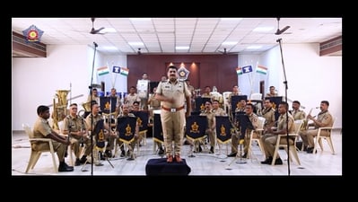 Mumbai Police band plays Mana Janab Ne Pukara Nahin. (Instagram/@mumbaipolice) Mumbai Police band plays Mana Janab Ne Pukara Nahin. (Instagram/@mumbaipolice)