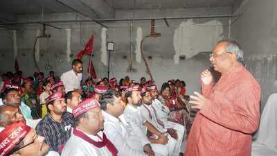 Nishad Party chief and UP minister Sanjay Nishad addresses cadres at the party convention on Wednesday. (HT) Nishad Party chief and UP minister Sanjay Nishad addresses cadres at the party convention on Wednesday. (HT)