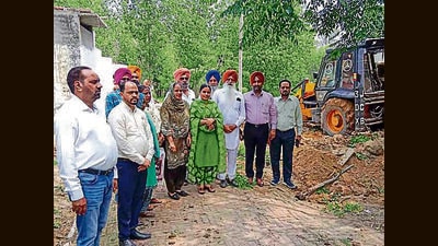 Officials at the freed land on Wednesday. (HT Photo) Officials at the freed land on Wednesday. (HT Photo)