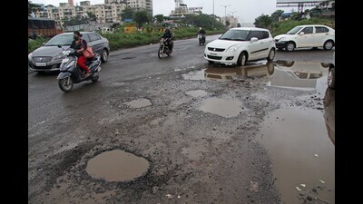 Pune Municipal Corporation (PMC) intends to deploy reactive asphalt technology to patch up potholes (HT FILE PHOTO)